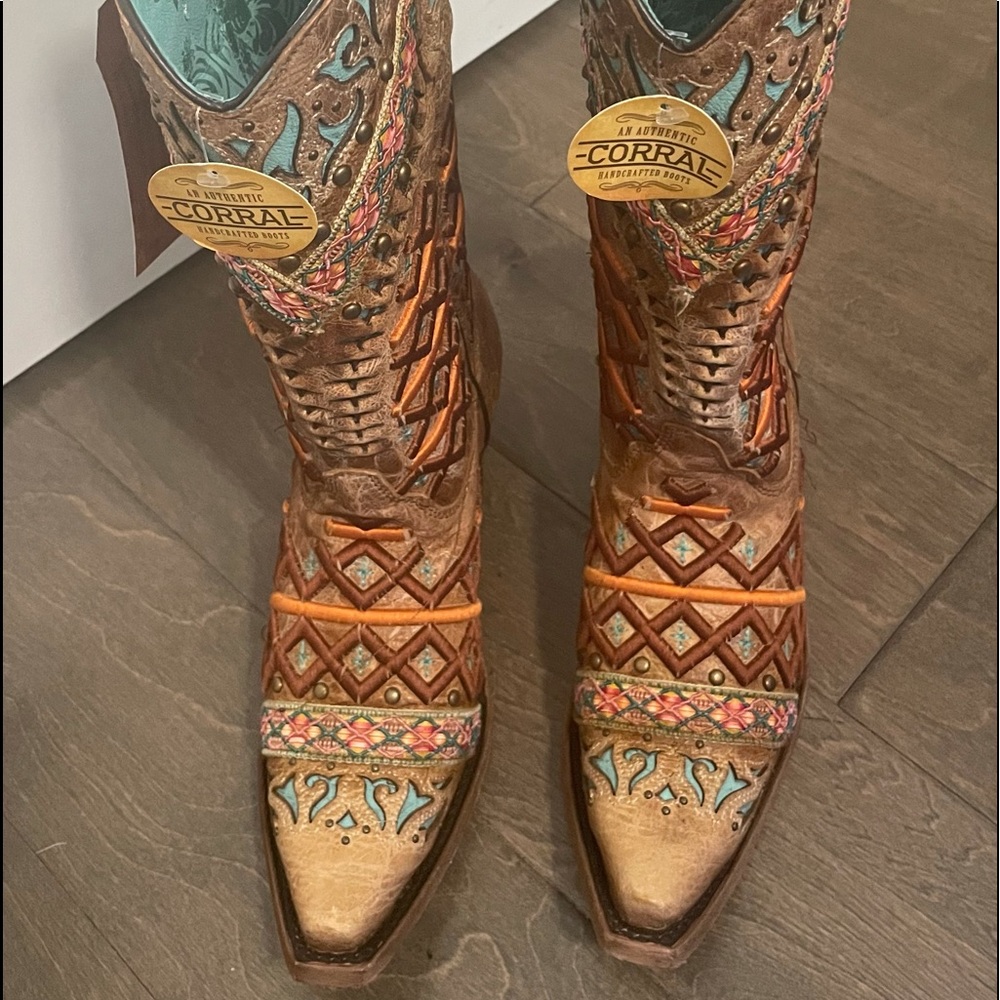 Corral Boots *BNWT NEVER WORN* size 8